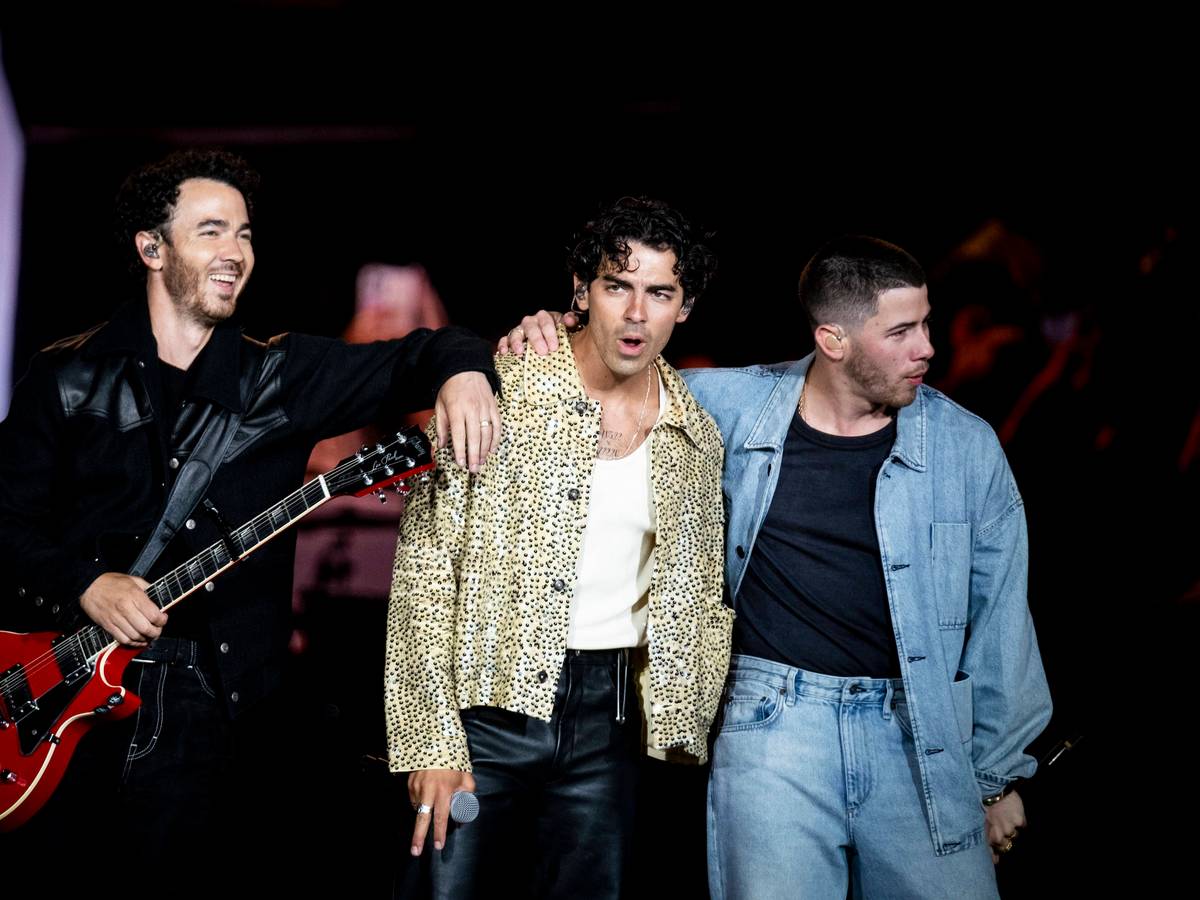 Jonas Brothers stehen nebeneinander während eines Auftritts auf dem Rock In Rio Festival in Lissabon