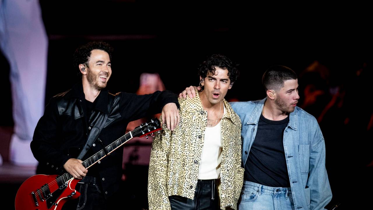 Jonas Brothers stehen nebeneinander während eines Auftritts auf dem Rock In Rio Festival in Lissabon