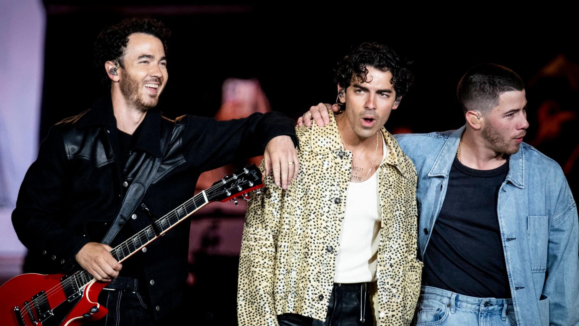 Jonas Brothers stehen nebeneinander während eines Auftritts auf dem Rock In Rio Festival in Lissabon