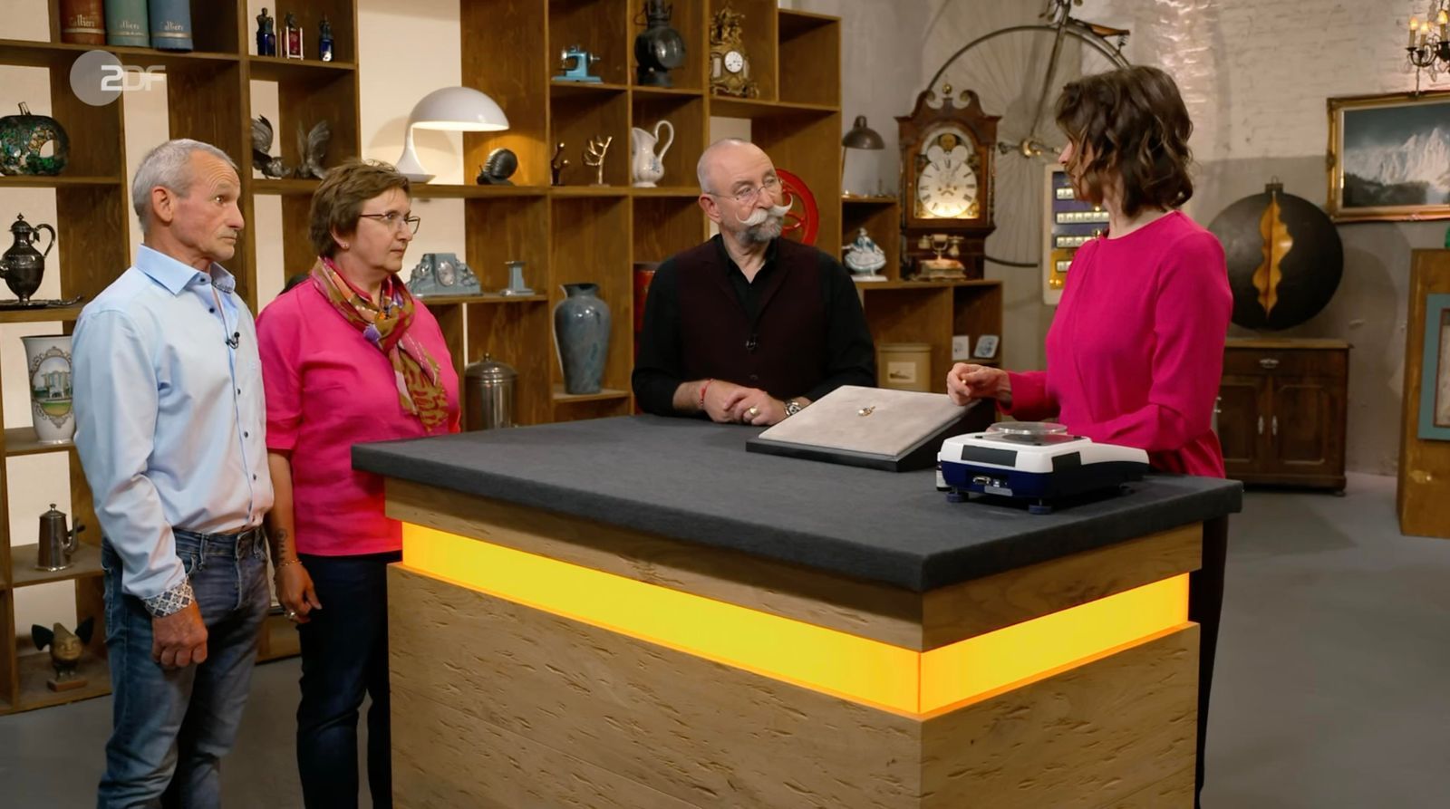 „Ich mag Aquamarin“, jubelt Horst Lichter. Wendela Horz muss jedoch ihn und das Verkäuferpaar enttäuschen. (Bild: ZDF)