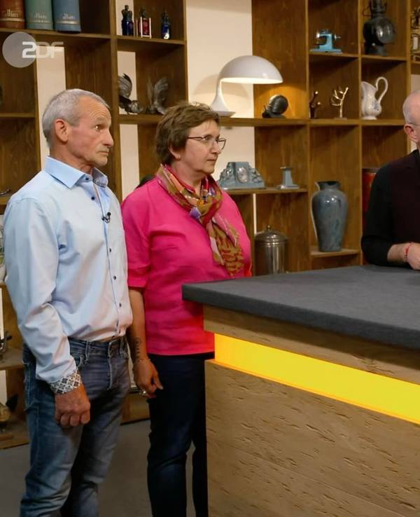 „Ich mag Aquamarin“, jubelt Horst Lichter. Wendela Horz muss jedoch ihn und das Verkäuferpaar enttäuschen. (Bild: ZDF)