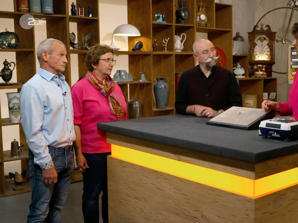„Ich mag Aquamarin“, jubelt Horst Lichter. Wendela Horz muss jedoch ihn und das Verkäuferpaar enttäuschen. (Bild: ZDF)