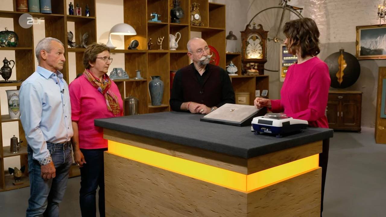 „Ich mag Aquamarin“, jubelt Horst Lichter. Wendela Horz muss jedoch ihn und das Verkäuferpaar enttäuschen. (Bild: ZDF)