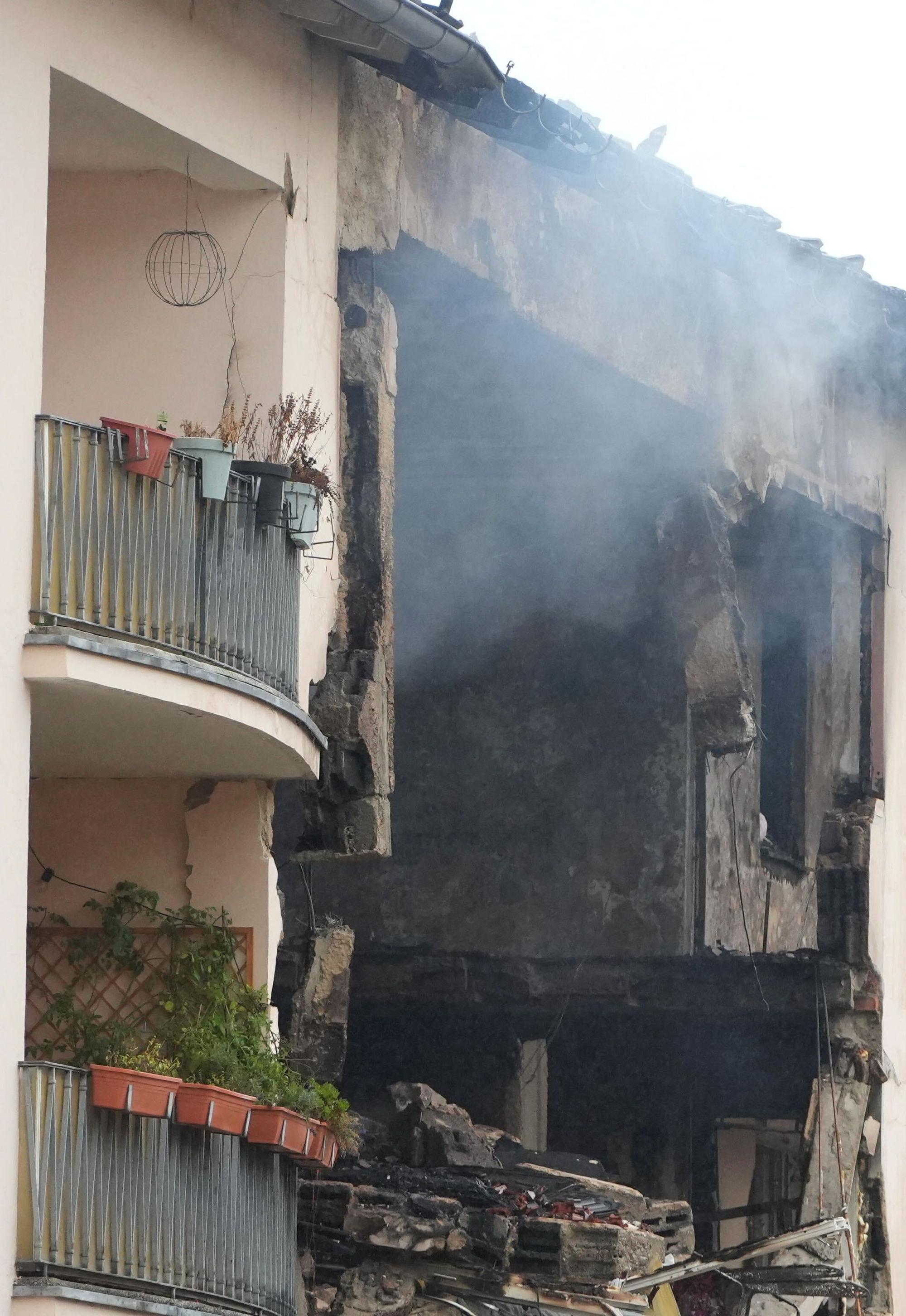 Die nach einer Explosion zerstörte Fassade eines Mehrfamilienhauses.