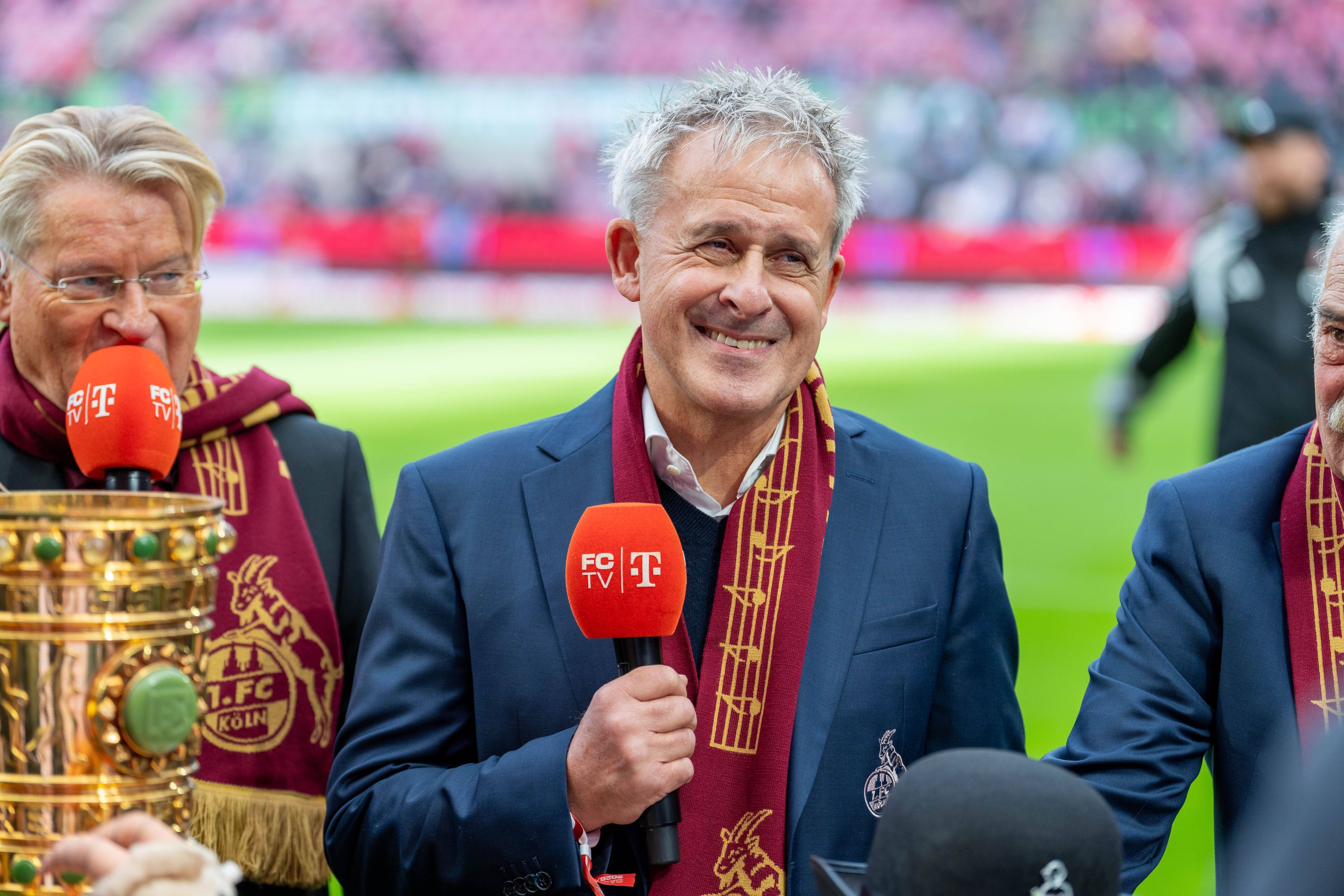 Pierre Littbarski vor dem Spiel zwischen dem 1.FC Köln gegen Schalke 04.