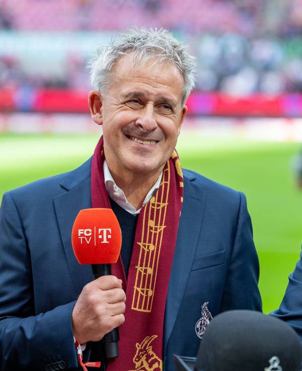 Pierre Littbarski vor dem Spiel zwischen dem 1.FC Köln gegen Schalke 04.