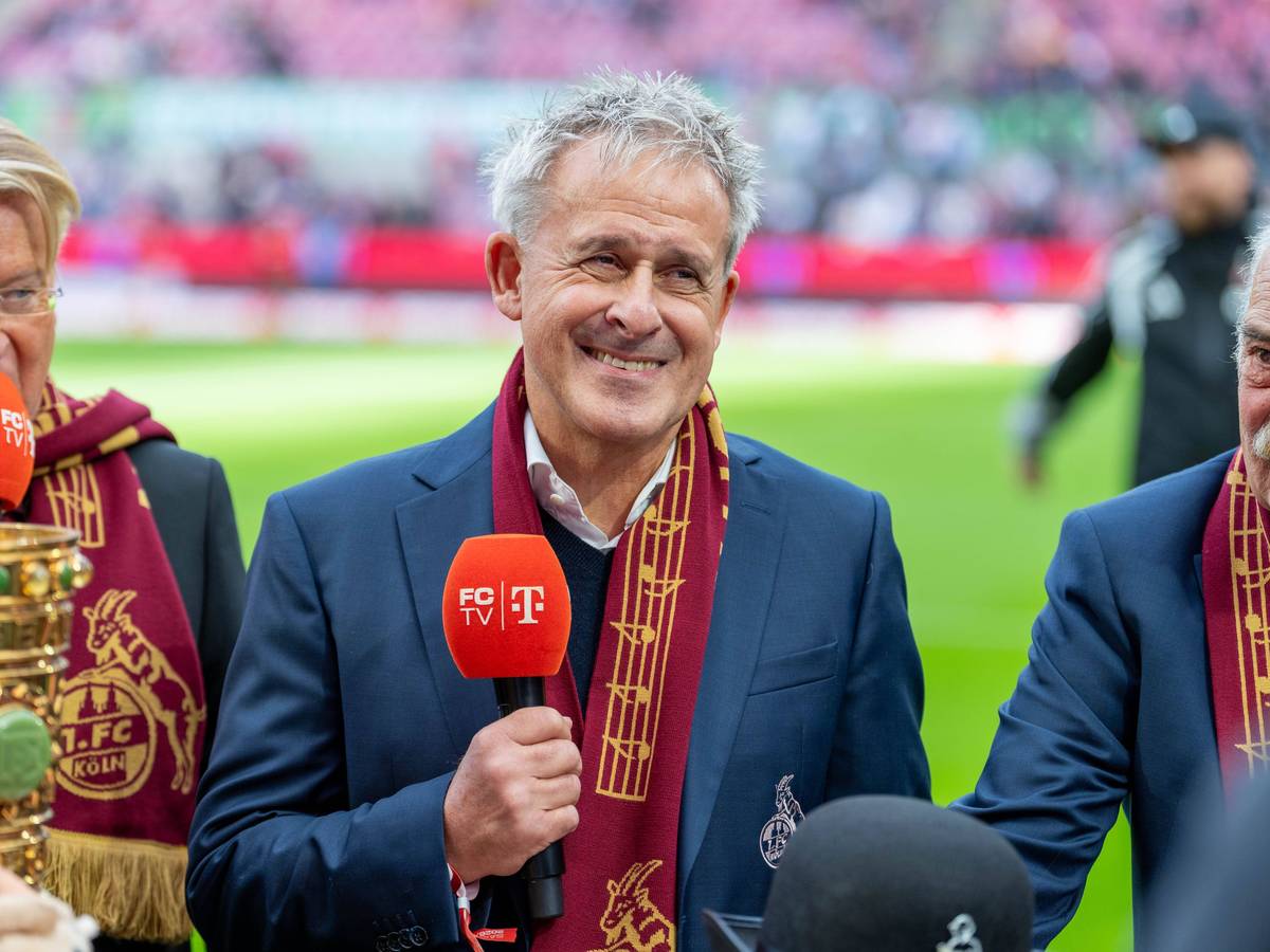 Pierre Littbarski vor dem Spiel zwischen dem 1.FC Köln gegen Schalke 04.
