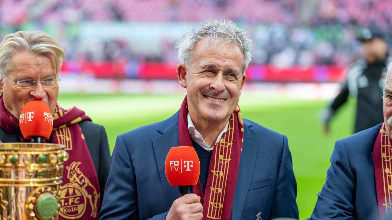 Pierre Littbarski vor dem Spiel zwischen dem 1.FC Köln gegen Schalke 04.