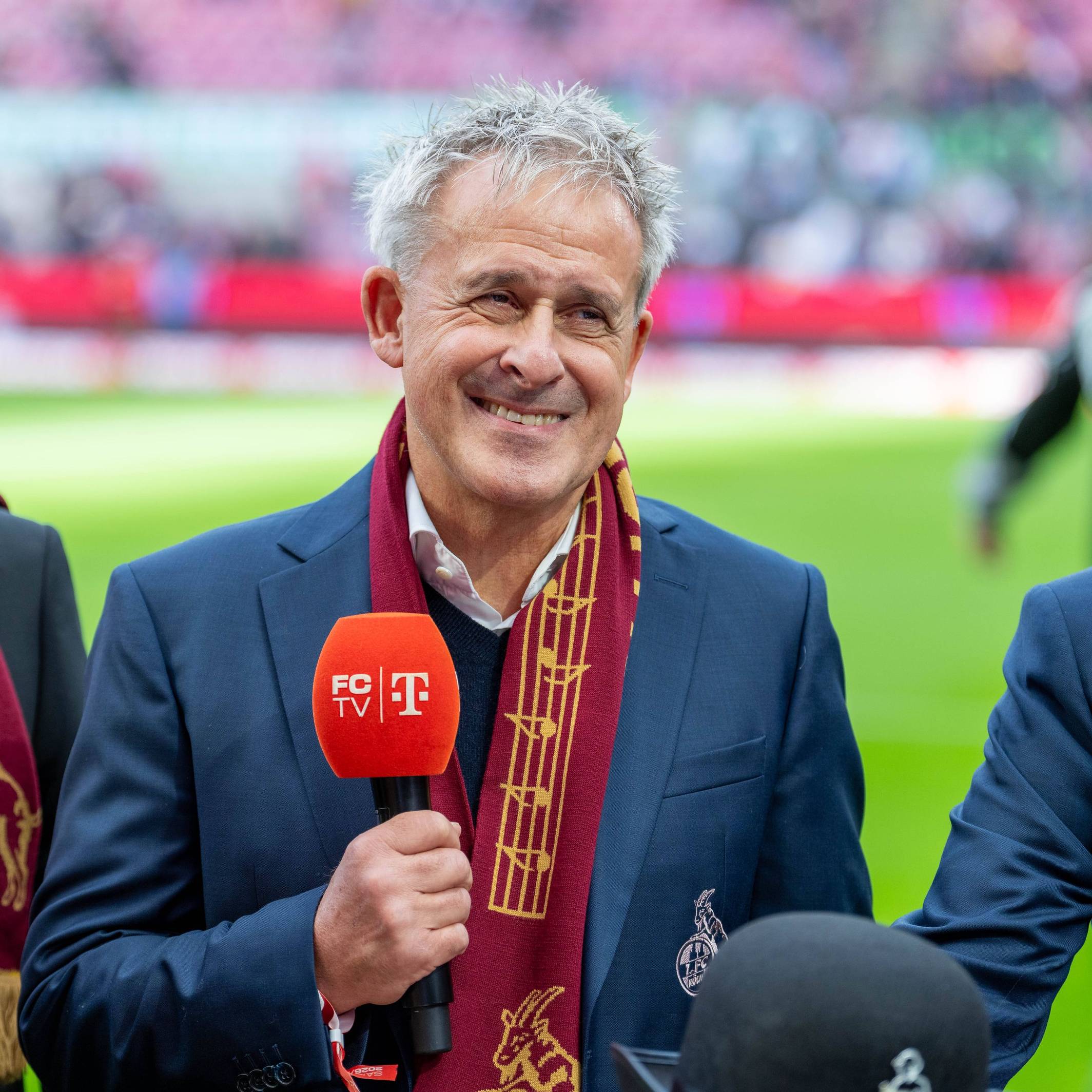 Pierre Littbarski vor dem Spiel zwischen dem 1.FC Köln gegen Schalke 04.