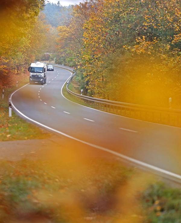 20.10.2026, Sachsen-Anhalt, Hüttenrode: Bäume mit gelb gefärbtem Herbstlaub leuchten zwischen Blankenburg und Hüttenrode. Das Herbstwetter im Harz zeigt sich von seiner schönsten Seite. Foto: Matthias Bein/dpa +++ dpa-Bildfunk +++