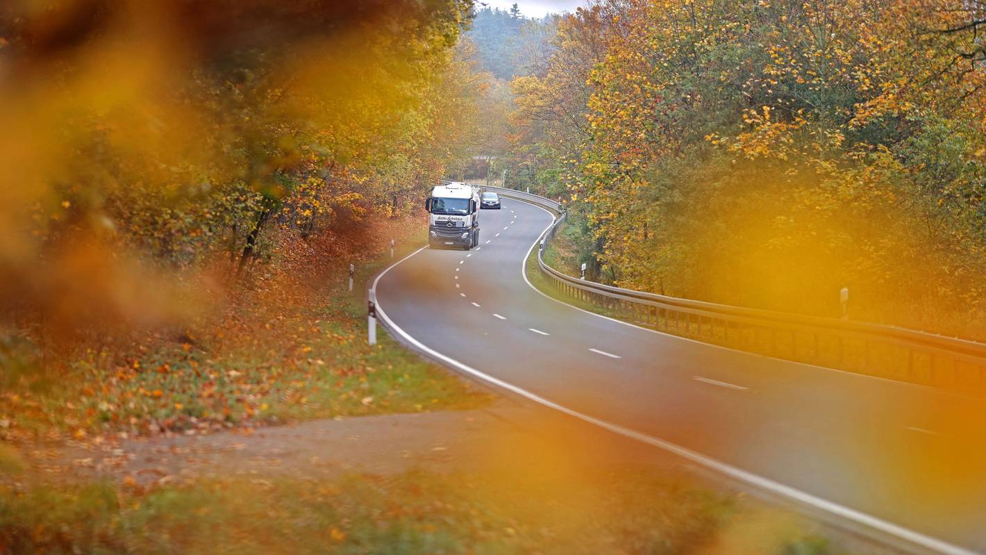 20.10.2026, Sachsen-Anhalt, Hüttenrode: Bäume mit gelb gefärbtem Herbstlaub leuchten zwischen Blankenburg und Hüttenrode. Das Herbstwetter im Harz zeigt sich von seiner schönsten Seite. Foto: Matthias Bein/dpa +++ dpa-Bildfunk +++