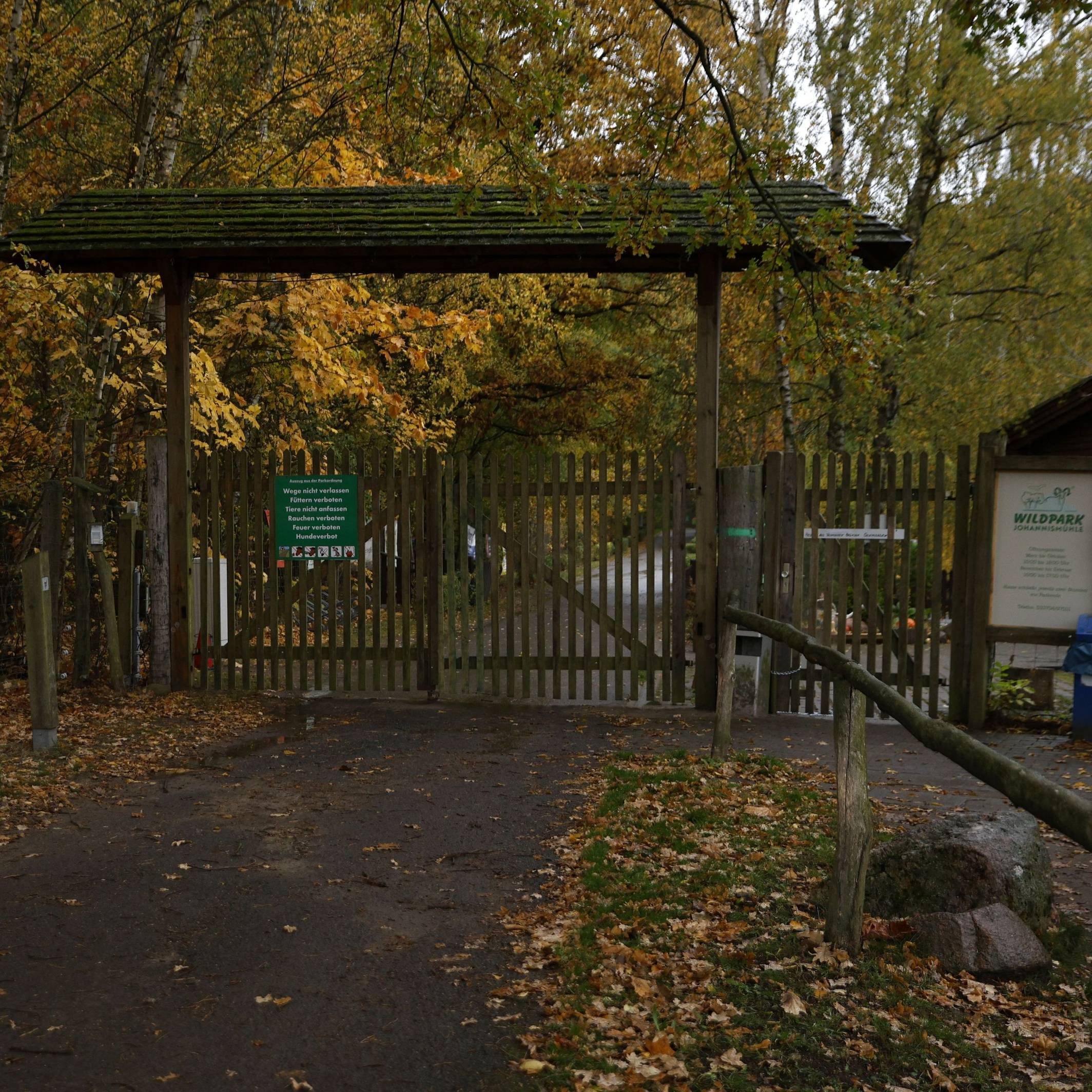 28.10.2026, Brandenburg, Baruth: Blick auf den Eingangsbereich zum Wildpark Johannismühle. Ein Kind ist bei der Attacke eines oder mehrerer Tiere im brandenburgischen Wildpark Johannismühle schwer verletzt worden. Foto: Carsten Koall/dpa +++ dpa-Bildfunk +++