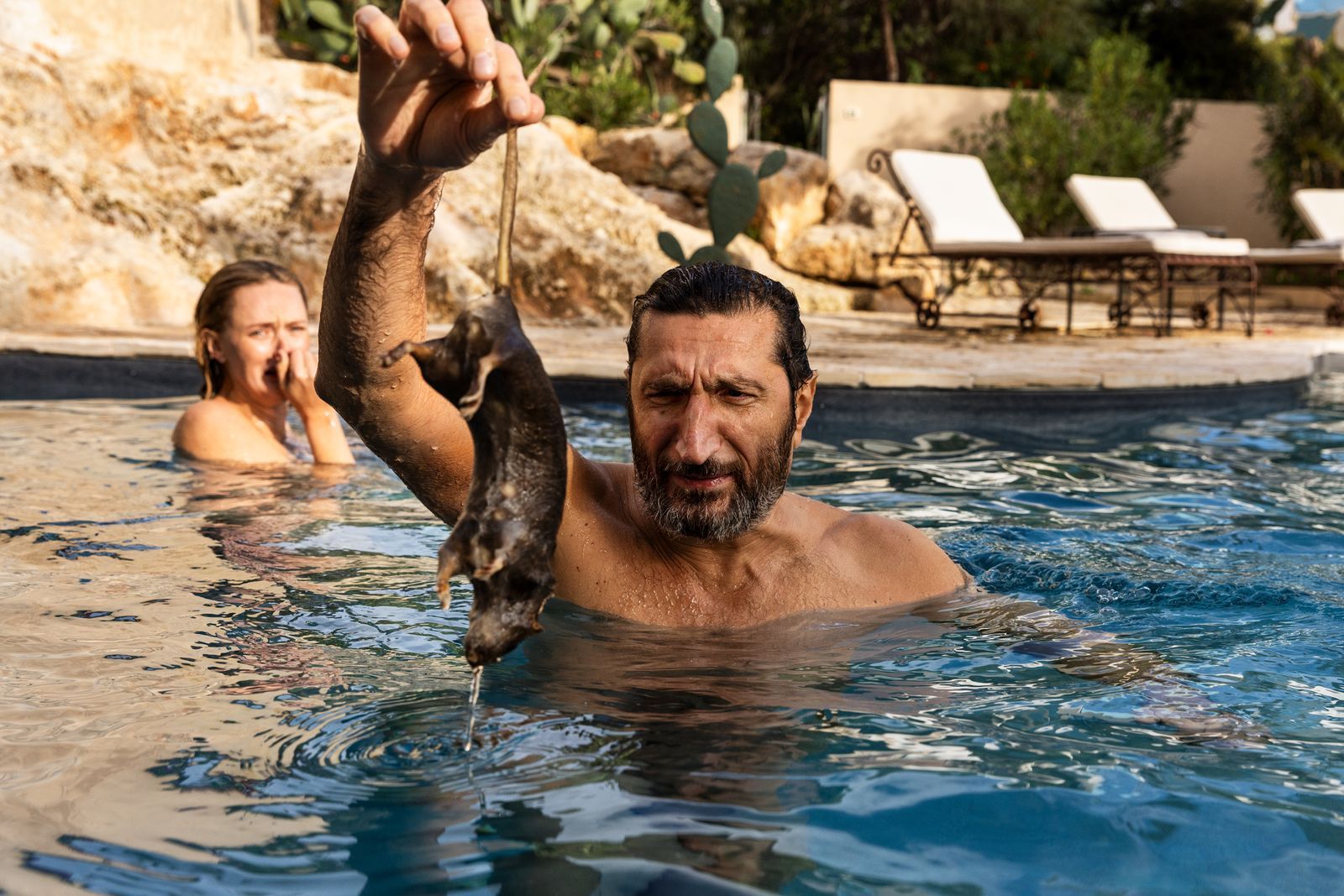 Auch Carl (Fares Fares) und Helene (Frida Gustavsson) fühlen sich zunehmend unwohl in ihrem vorübergehenden Traumanwesen in Sizilien. Eine tote Ratte im Pool, dann der Mordverdacht - treibt hier jemand absichtlich ein Spiel mit ihnen? (Bild: Netflix)