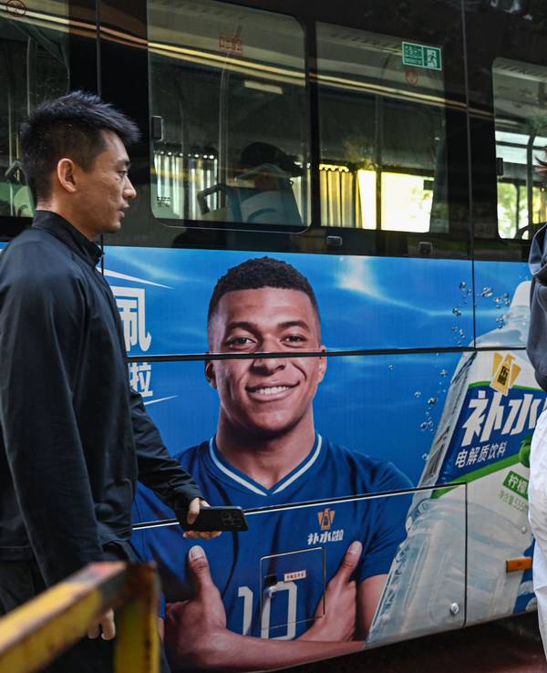 Ein Bild von Fußballstar Mbappé auf einem chinesischen Bus