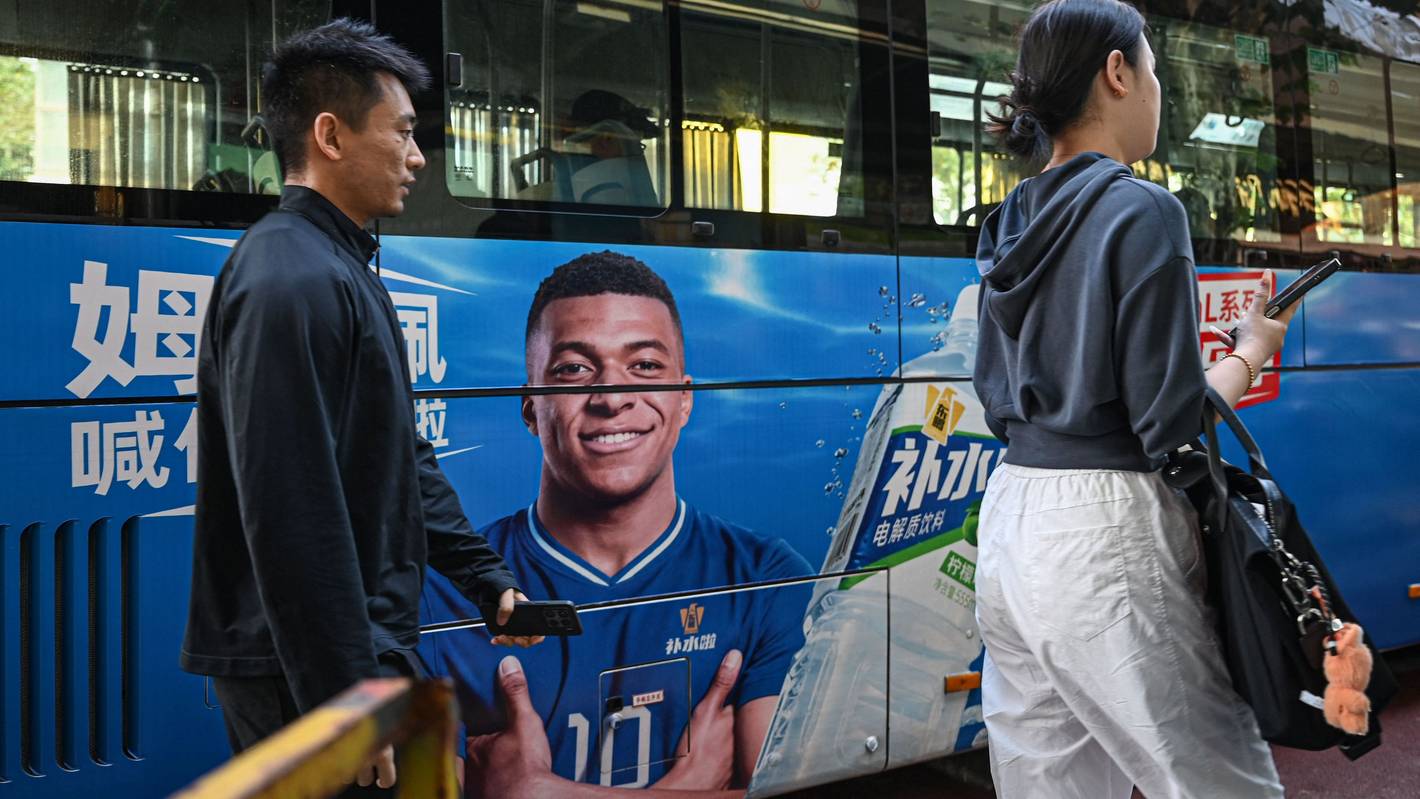 Ein Bild von Fußballstar Mbappé auf einem chinesischen Bus