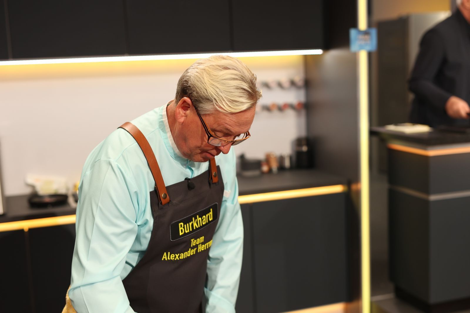 Armer Burkhard: Er muss die Show als Erster verlassen. (Bild: Joyn/Benedikt Müller)