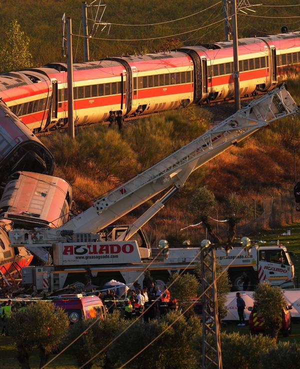 Unfallstelle nach dem Zugunfall in Spanien.
