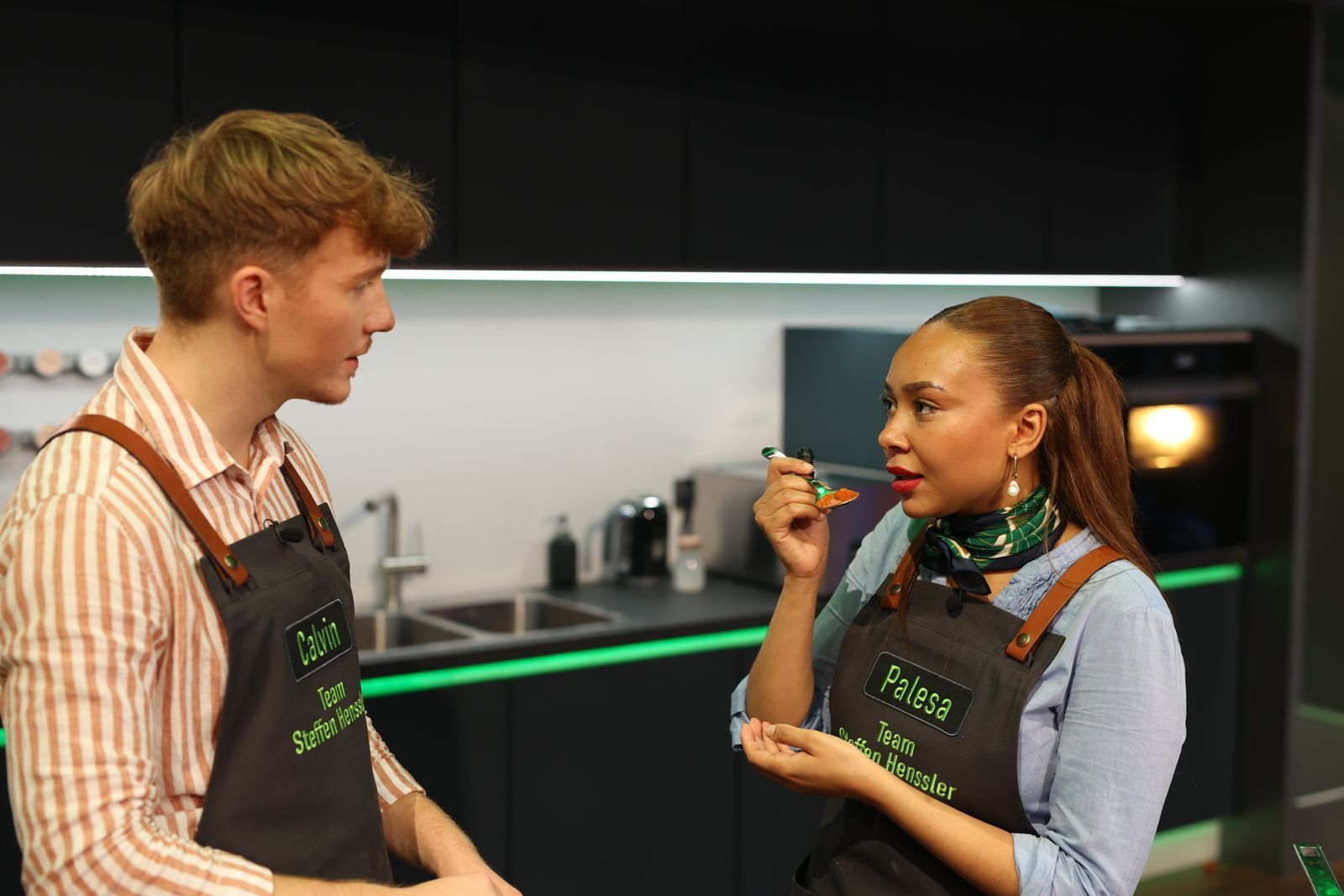 Palesa wird von Steffen Henssler per Goldenem Buzzer zurückgeholt, Teamkollege Calvin freut sich. (Bild: Joyn/Benedikt Müller)