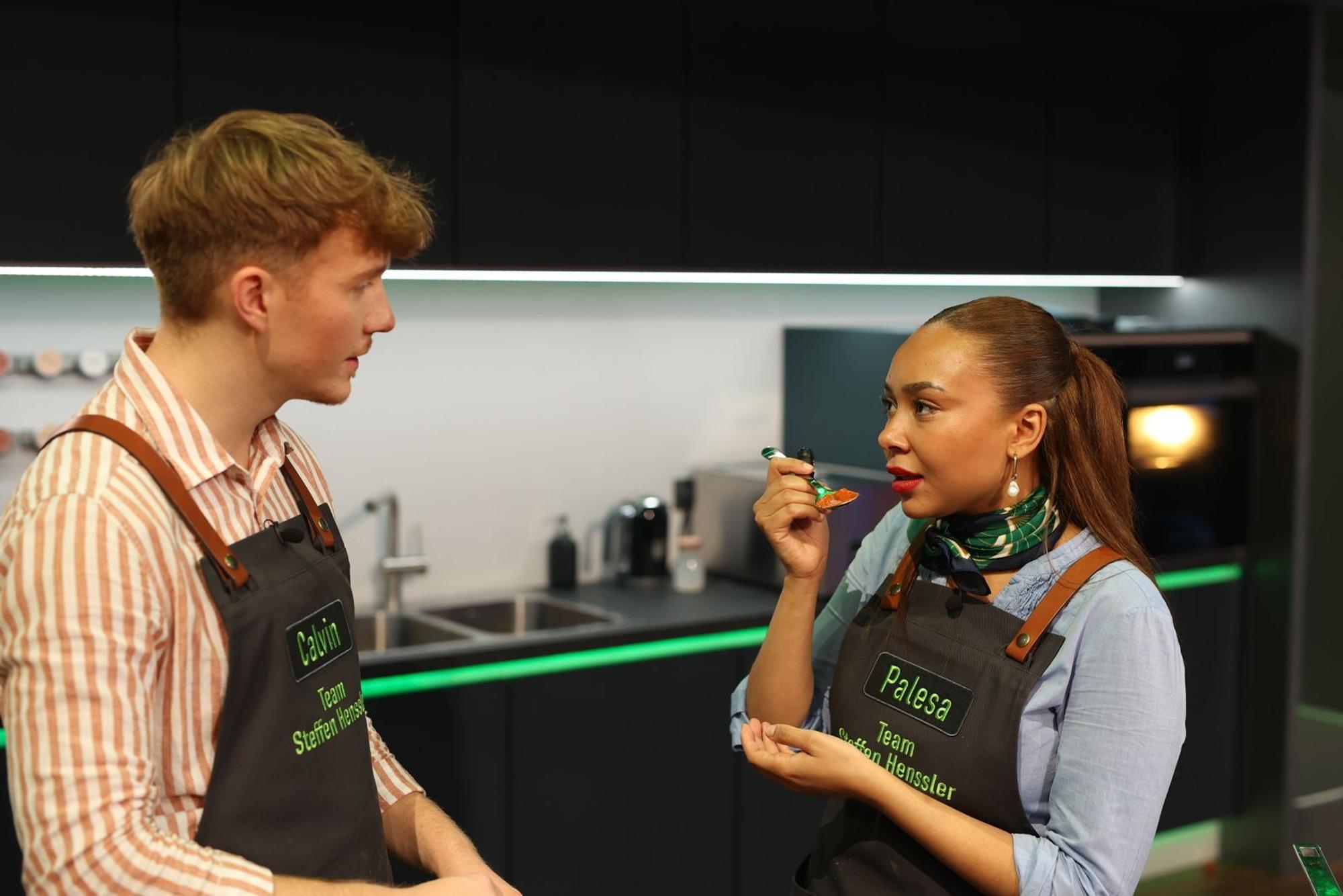 Palesa wird von Steffen Henssler per Goldenem Buzzer zurückgeholt, Teamkollege Calvin freut sich. (Bild: Joyn/Benedikt Müller)