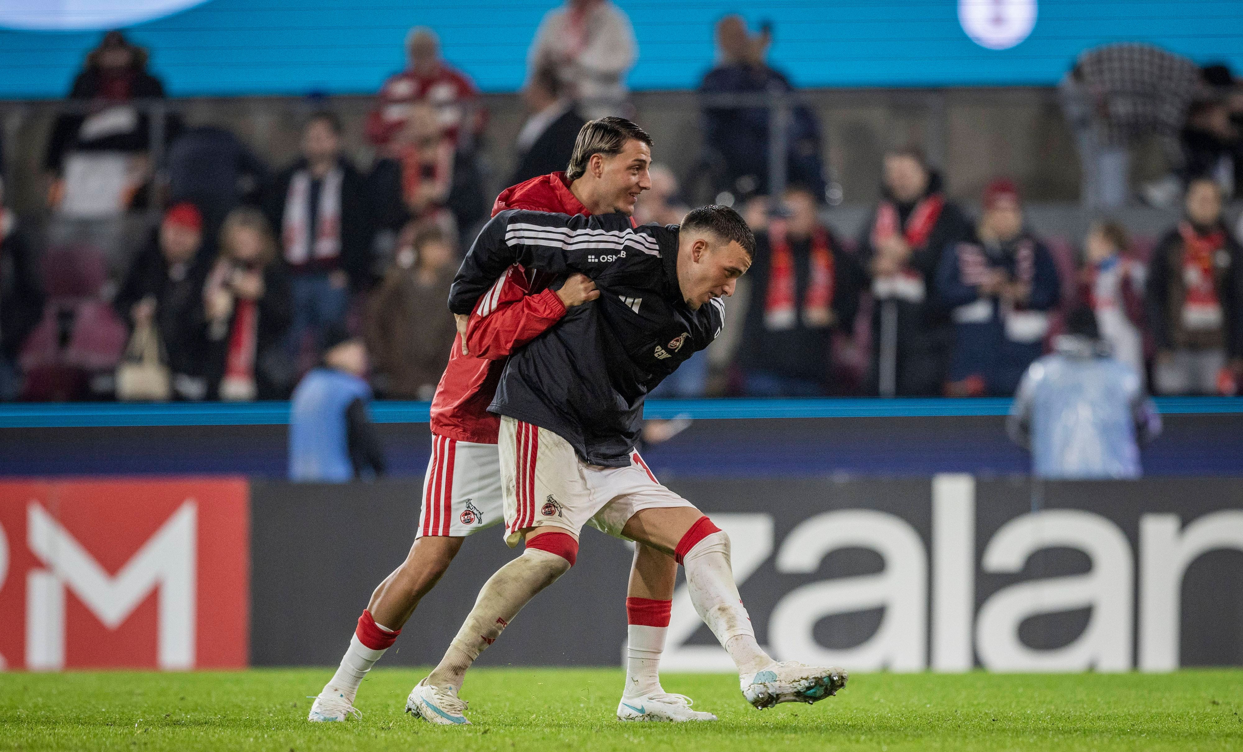 Malek und Said El Mala feiern nach dem Spiel.
