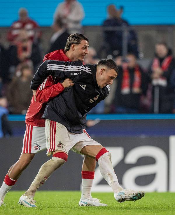 Malek und Said El Mala feiern nach dem Spiel.