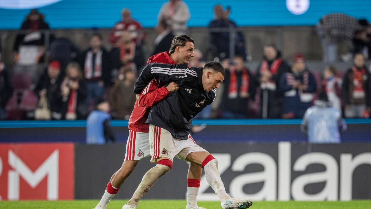 Malek und Said El Mala feiern nach dem Spiel.