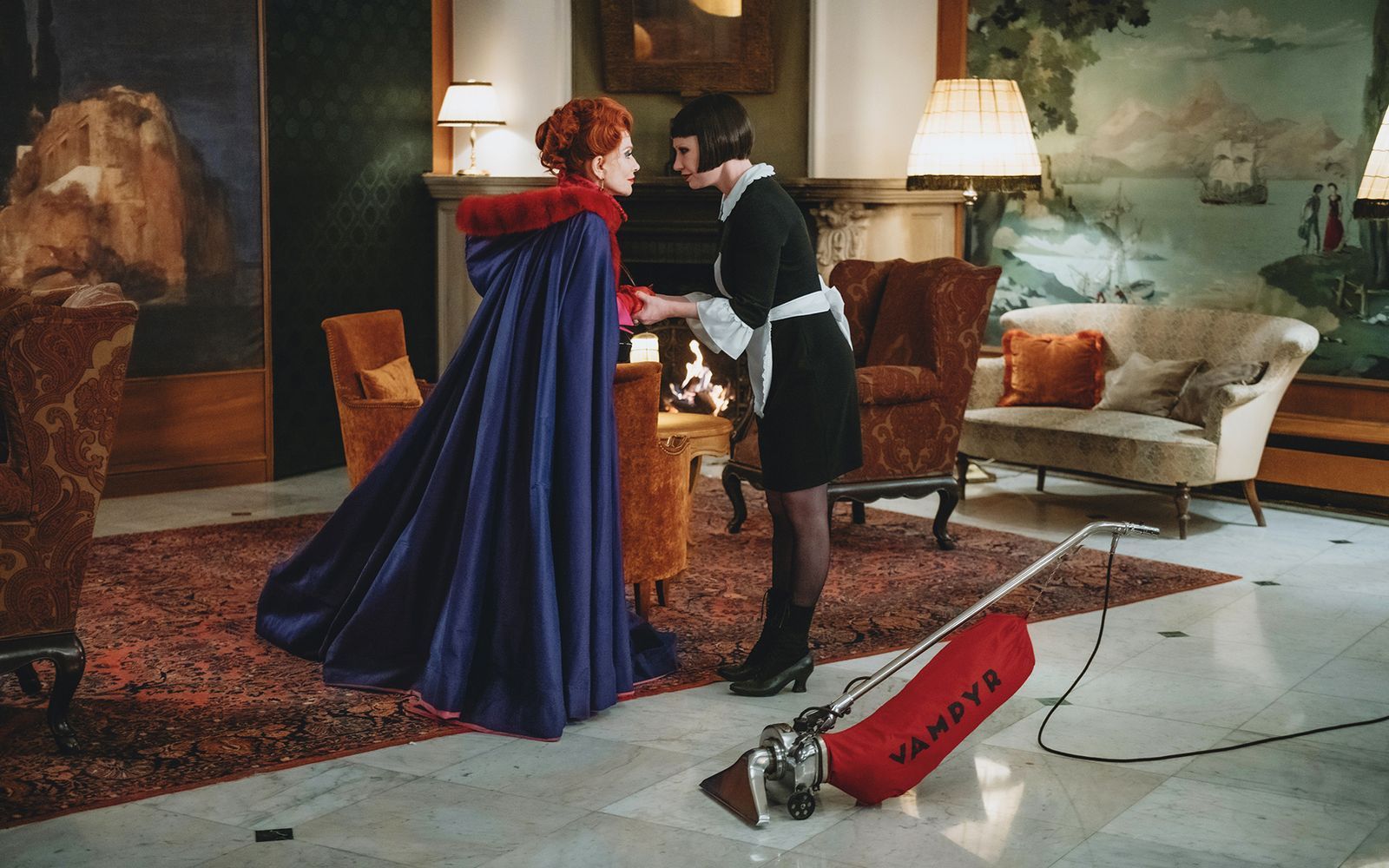 Können Gräfin Báthory (Isabelle Huppert, links) und ihre Zofe Hermine (Birgit Minichmayr) das große Übel noch irgendwie abwenden? (Bild: Neue Visionen Filmverleih/Vernonique Kolber)
