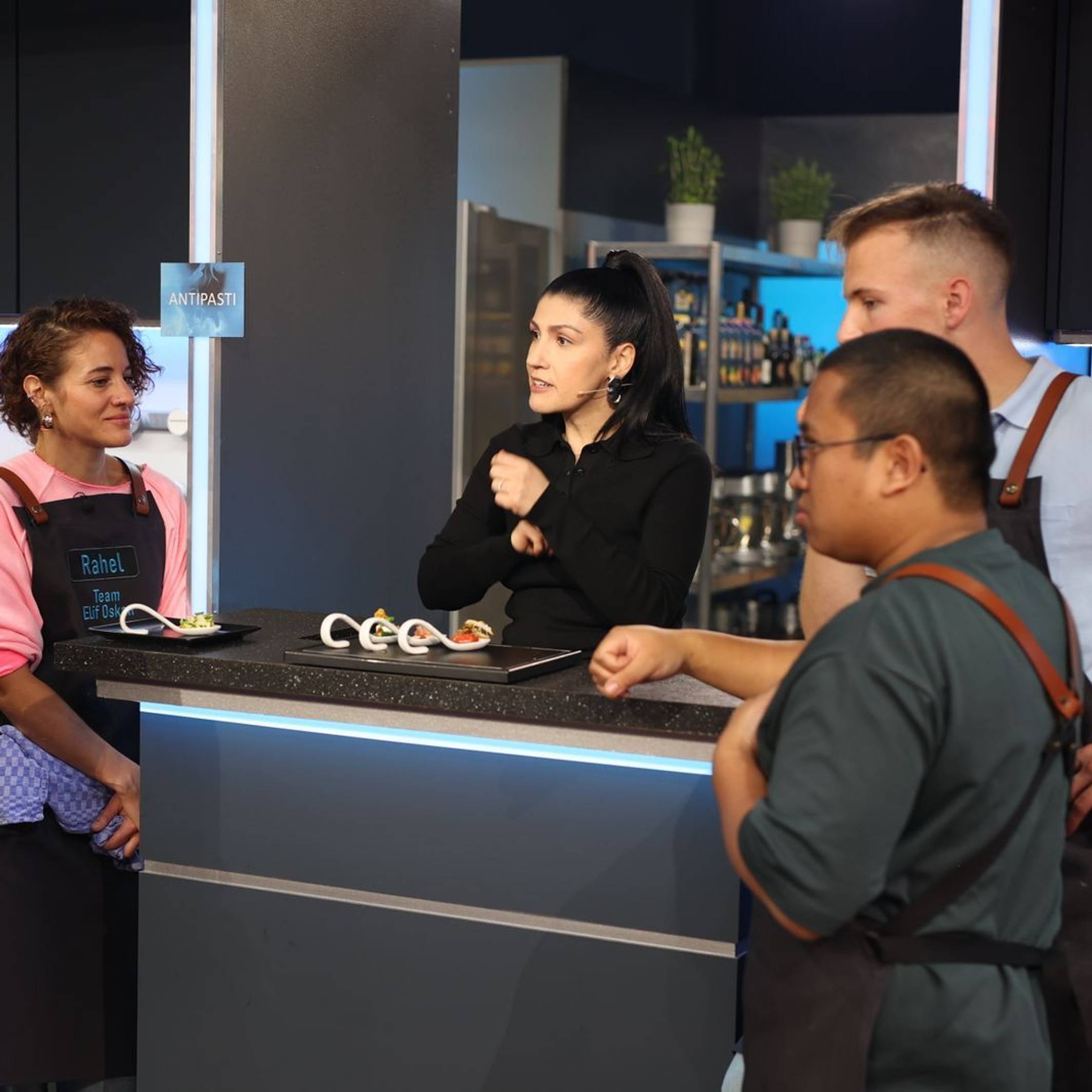 Elif Oskan (Mitte) beißt in eine ganze Knoblauchzehe: „Muss Zähneputzen“. (Bild: Joyn/Benedikt Müller)