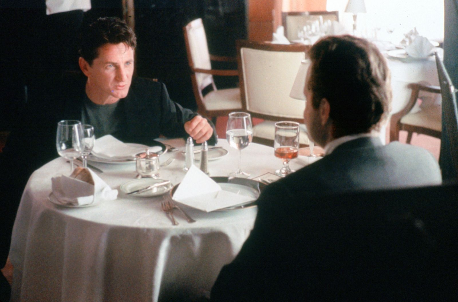 Conrad Van Orton (Sean Penn, links) hat seinem Bruder Nicholas (Michael Douglas) ein gefährliches Spiel geschenkt, bei dem bald die Grenzen zwischen Wahrheit und Fiktion verwischen.  (Bild: 1997 PolyGram Filmed Entertainment, Inc.)