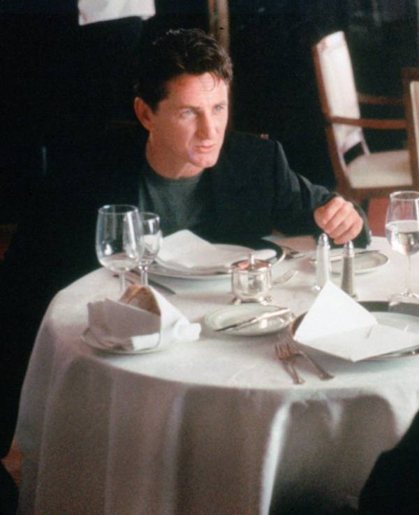 Conrad Van Orton (Sean Penn, links) hat seinem Bruder Nicholas (Michael Douglas) ein gefährliches Spiel geschenkt, bei dem bald die Grenzen zwischen Wahrheit und Fiktion verwischen. (Bild: 1997 PolyGram Filmed Entertainment, Inc.)