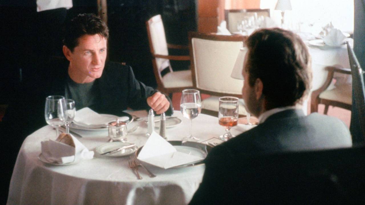 Conrad Van Orton (Sean Penn, links) hat seinem Bruder Nicholas (Michael Douglas) ein gefährliches Spiel geschenkt, bei dem bald die Grenzen zwischen Wahrheit und Fiktion verwischen. (Bild: 1997 PolyGram Filmed Entertainment, Inc.)