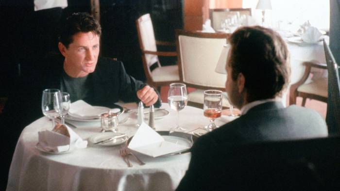 Conrad Van Orton (Sean Penn, links) hat seinem Bruder Nicholas (Michael Douglas) ein gefährliches Spiel geschenkt, bei dem bald die Grenzen zwischen Wahrheit und Fiktion verwischen. (Bild: 1997 PolyGram Filmed Entertainment, Inc.)