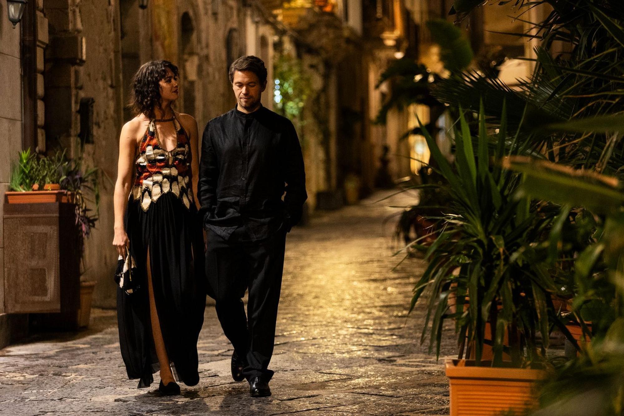 Adam (Jakob Oftebro) und Scarlett (Emma Appleton) wollen wieder mehr Romantik in ihre Beziehung bringen. (Bild: Netflix)