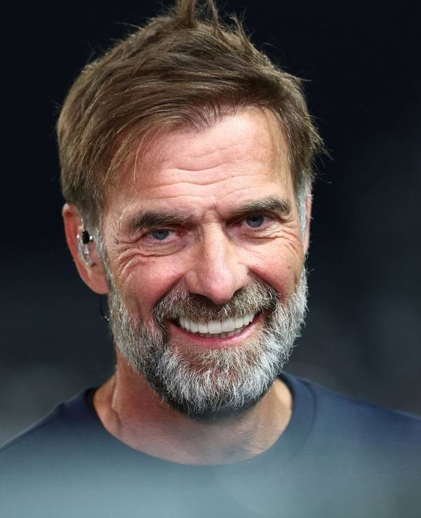 Jürgen Klopp grinst.