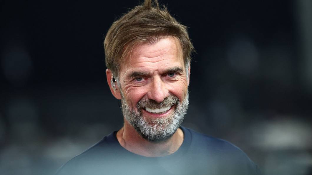 Jürgen Klopp grinst.