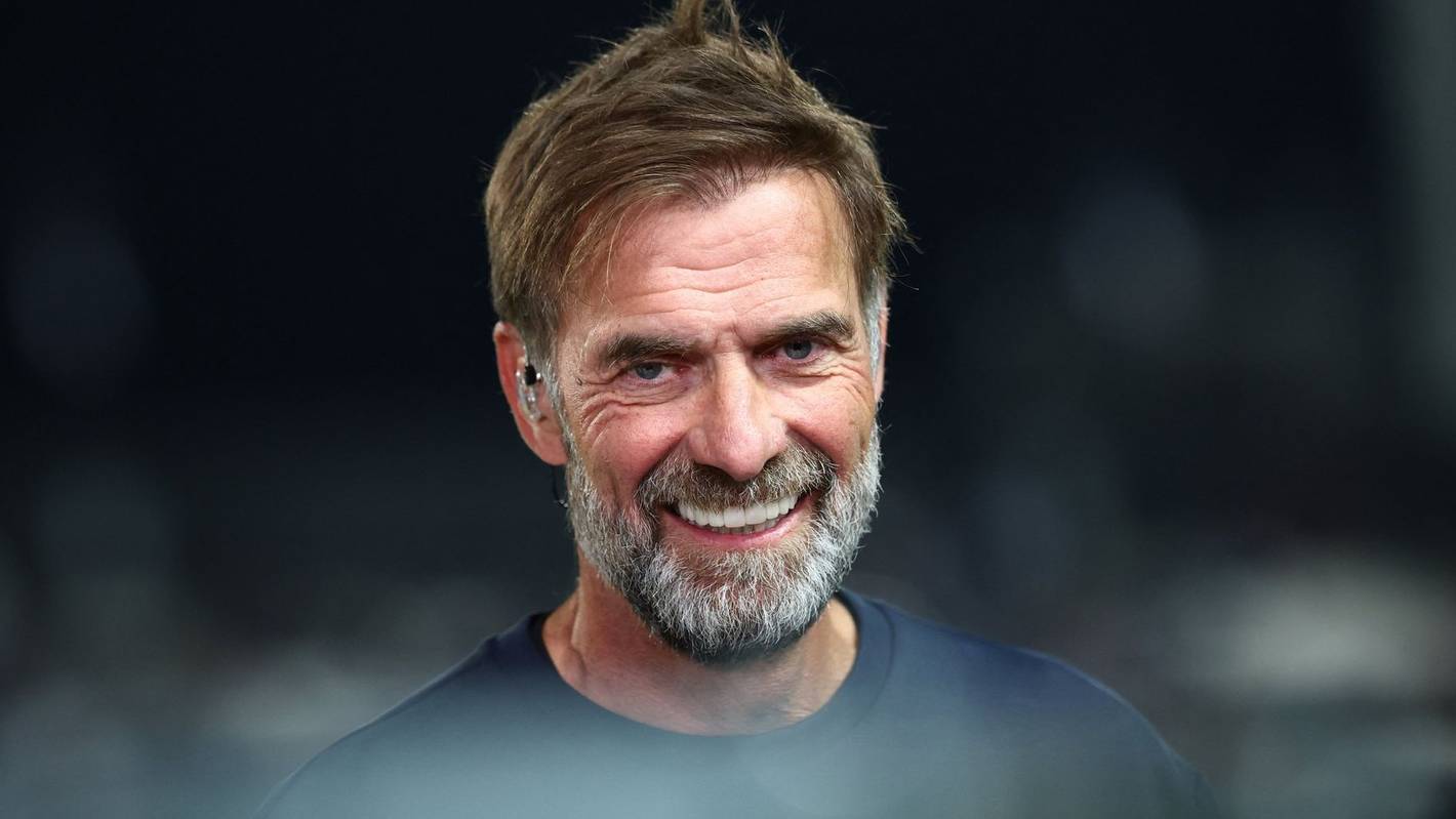 Jürgen Klopp grinst.