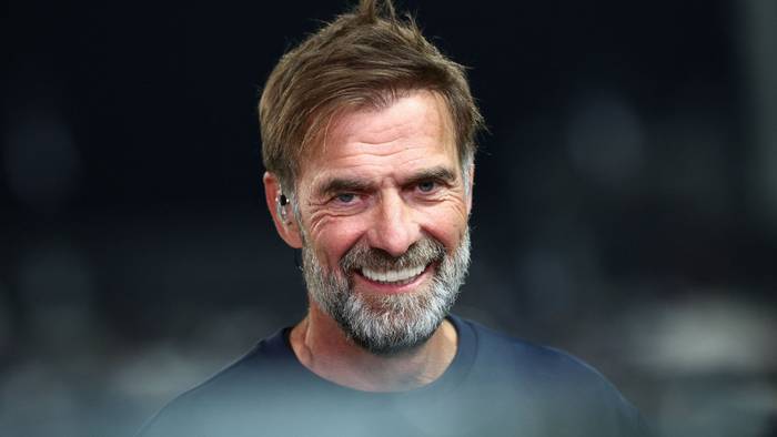 Jürgen Klopp grinst.