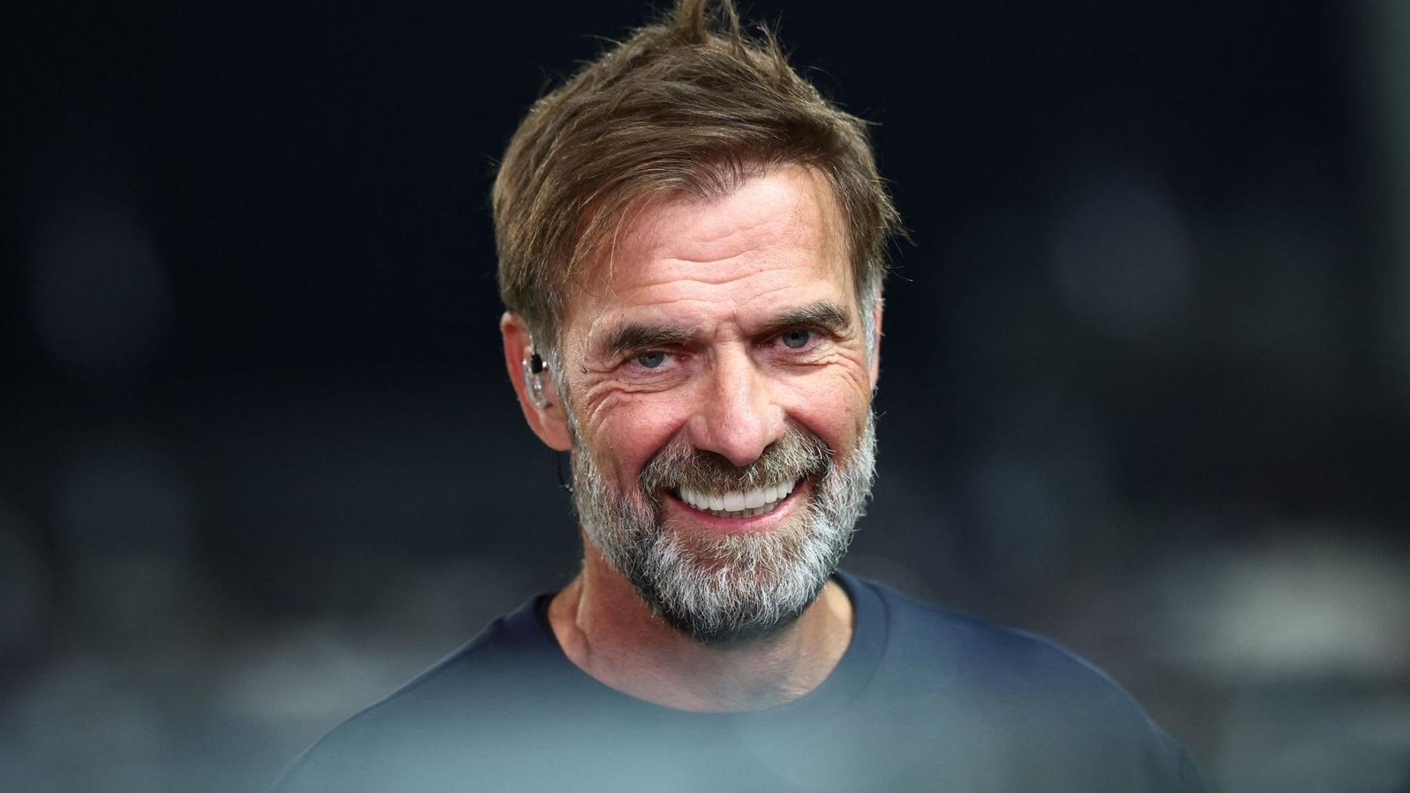 Jürgen Klopp grinst.