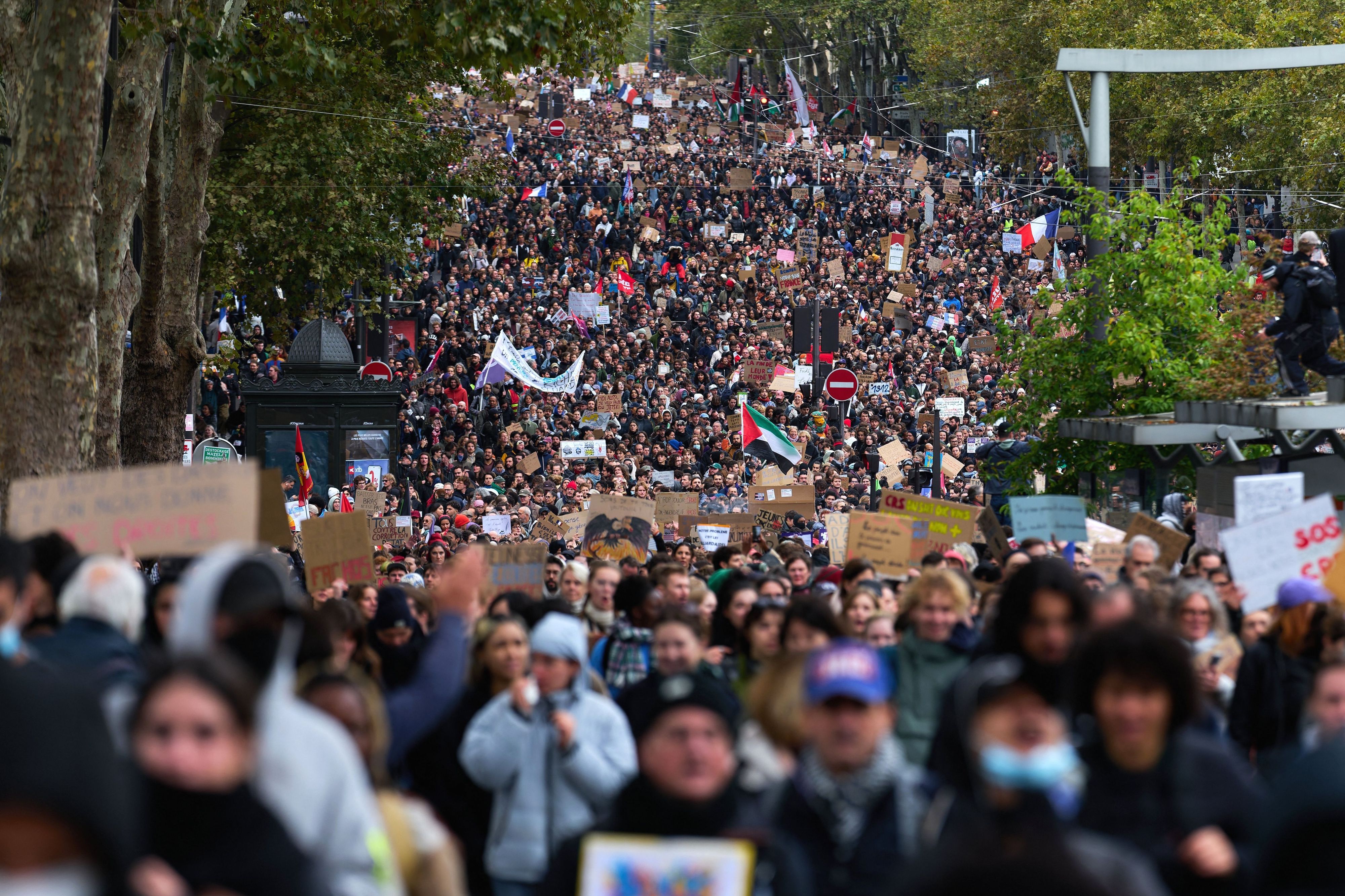 Zahlreiche Demonstranten ziehen von der Porte d'Italie in Paris in Richtung Porte de Vincennes. Auch in Nordrhein-Westfalen ist am Samstag mit Tausenden Teilnehmern bei den bundesweit angekündigten Protestaktionen der „Generation Z“ für bessere Bildung und gegen soziale Ungerechtigkeit zu rechnen.