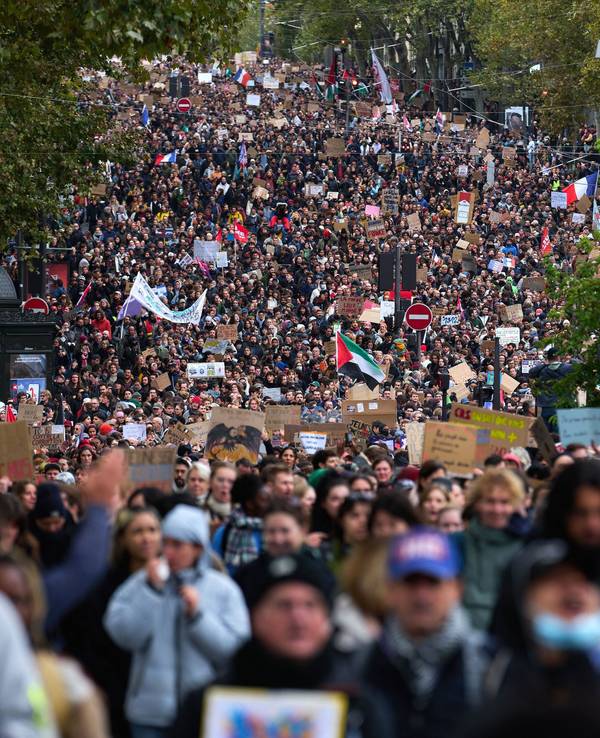 Zahlreiche Demonstranten ziehen von der Porte d'Italie in Paris in Richtung Porte de Vincennes. Auch in Nordrhein-Westfalen ist am Samstag mit Tausenden Teilnehmern bei den bundesweit angekündigten Protestaktionen der „Generation Z“ für bessere Bildung und gegen soziale Ungerechtigkeit zu rechnen.