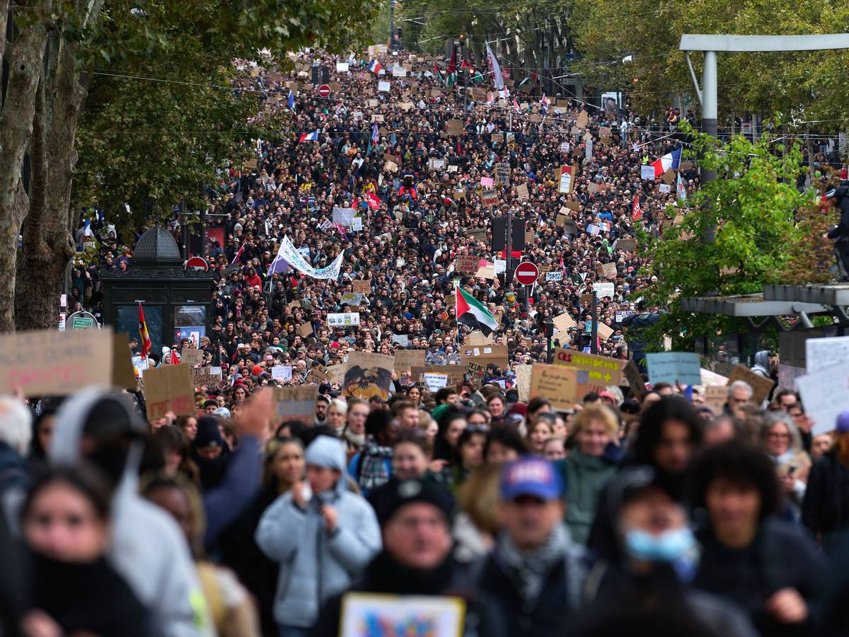 Zahlreiche Demonstranten ziehen von der Porte d'Italie in Paris in Richtung Porte de Vincennes. Auch in Nordrhein-Westfalen ist am Samstag mit Tausenden Teilnehmern bei den bundesweit angekündigten Protestaktionen der „Generation Z“ für bessere Bildung und gegen soziale Ungerechtigkeit zu rechnen.