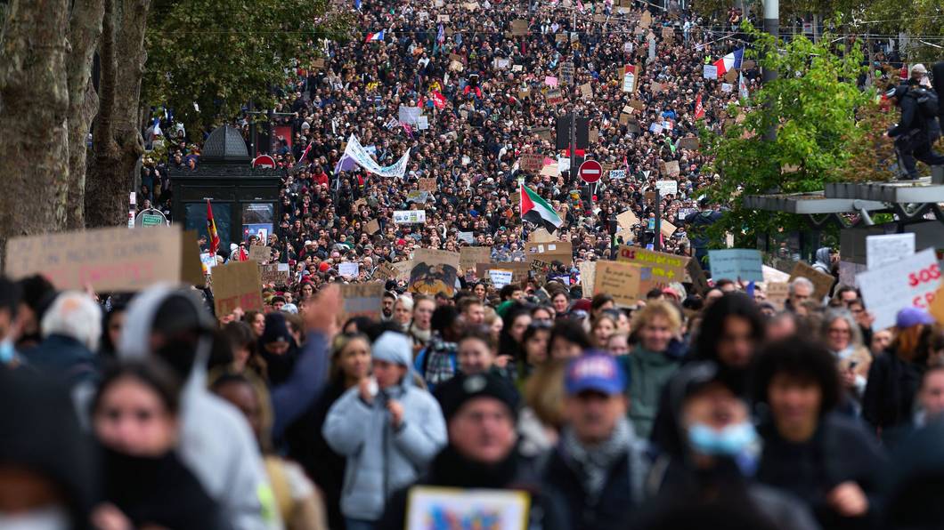 Zahlreiche Demonstranten ziehen von der Porte d'Italie in Paris in Richtung Porte de Vincennes. Auch in Nordrhein-Westfalen ist am Samstag mit Tausenden Teilnehmern bei den bundesweit angekündigten Protestaktionen der „Generation Z“ für bessere Bildung und gegen soziale Ungerechtigkeit zu rechnen.
