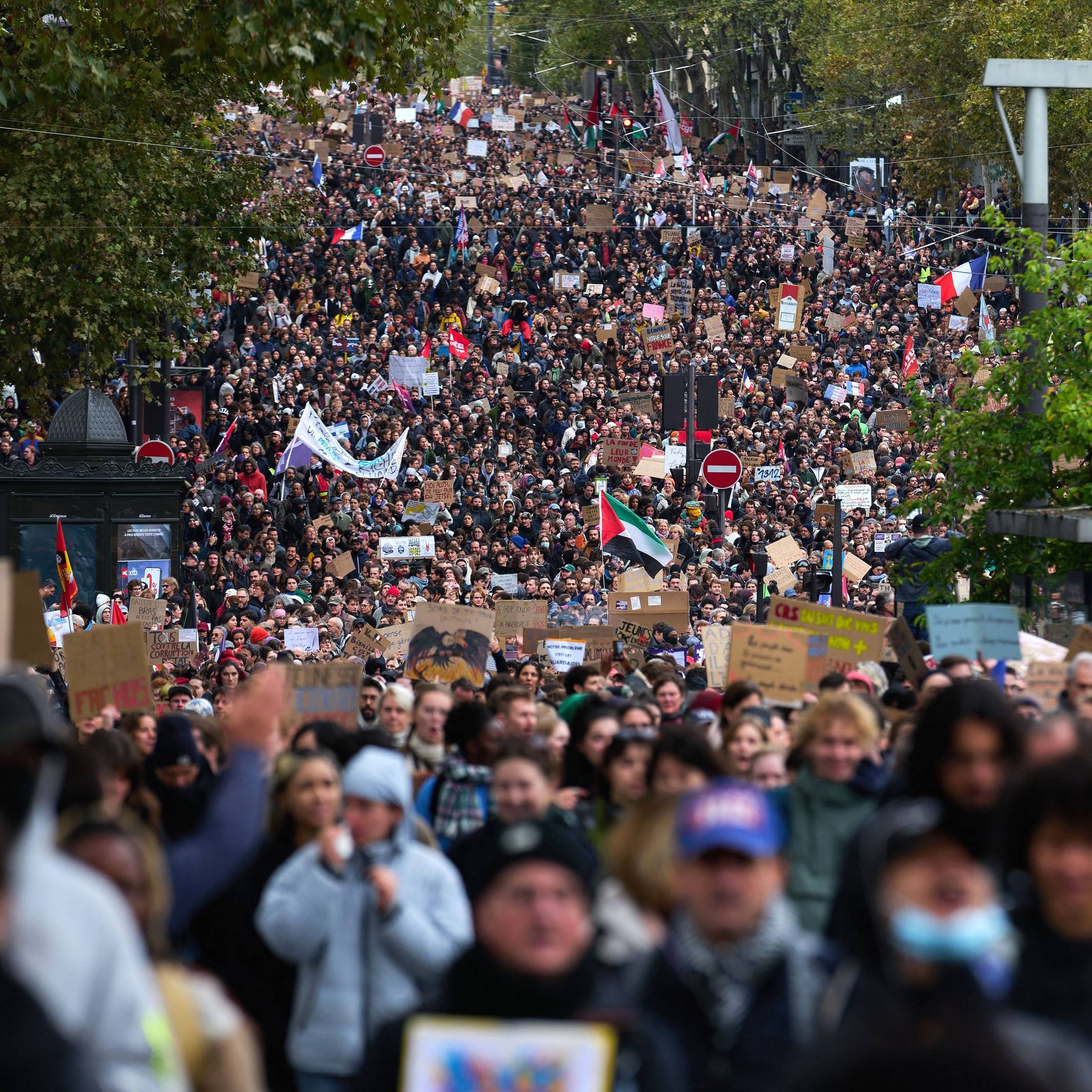 Zahlreiche Demonstranten ziehen von der Porte d'Italie in Paris in Richtung Porte de Vincennes. Auch in Nordrhein-Westfalen ist am Samstag mit Tausenden Teilnehmern bei den bundesweit angekündigten Protestaktionen der „Generation Z“ für bessere Bildung und gegen soziale Ungerechtigkeit zu rechnen.