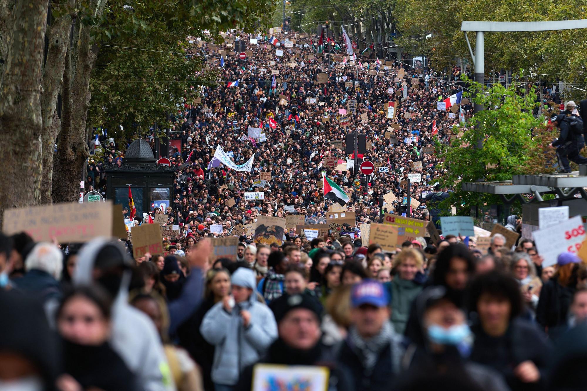 Zahlreiche Demonstranten ziehen in Paris in Richtung Porte de Vincennes.