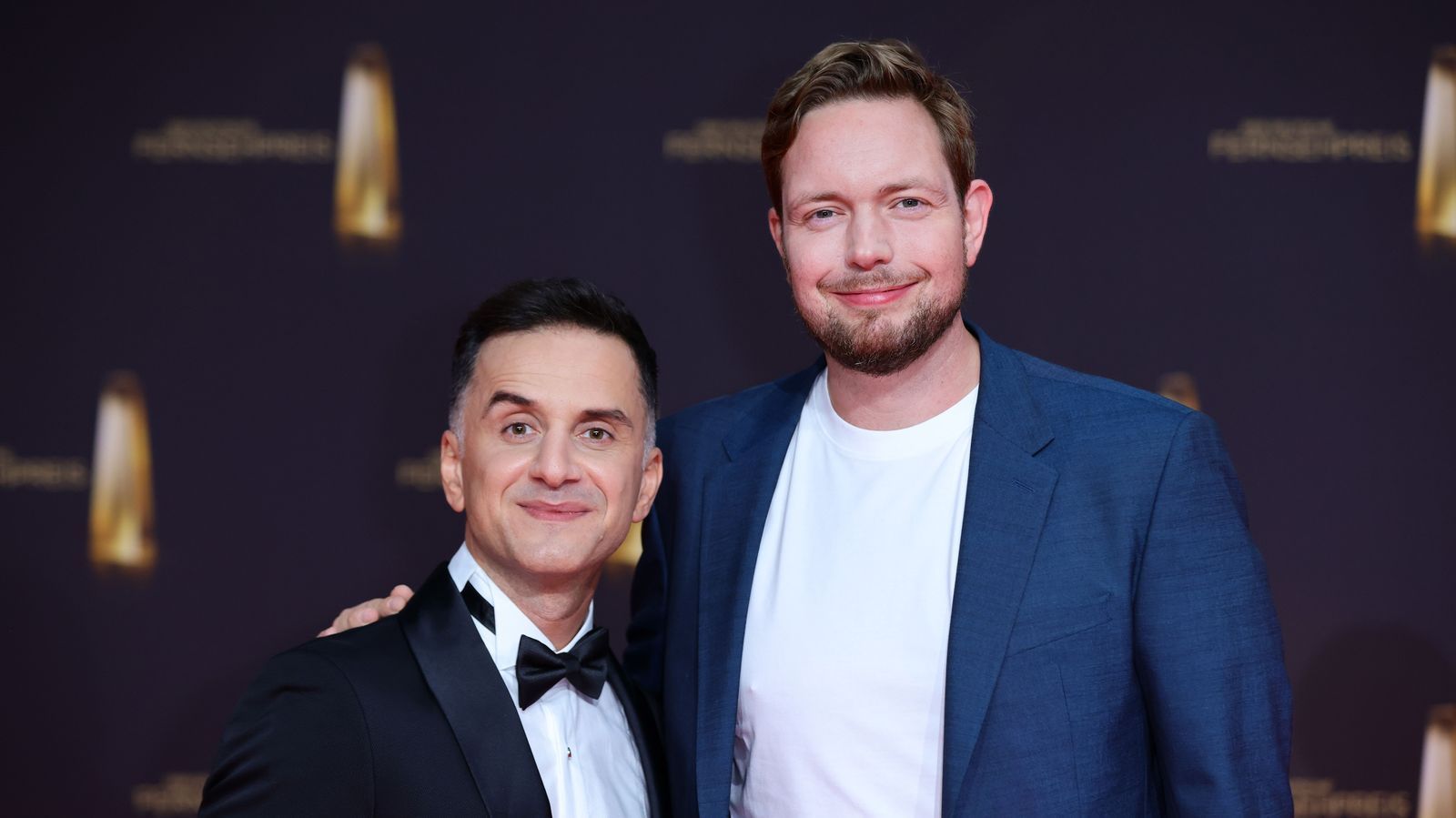 Die Comedians Özcan Cosar (links) und Bastian Bielendorfer waren gemeinsam im Podcast „Betreff: Leben - Die Sprechstunde mit Hans Sigl“ zu Gast. (Bild: 2024 Getty Images/Joshua Sammer)