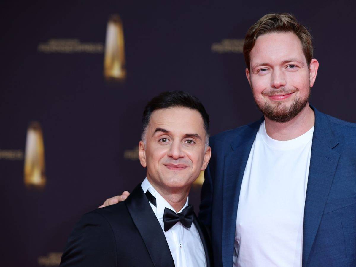 Die Comedians Özcan Cosar (links) und Bastian Bielendorfer waren gemeinsam im Podcast „Betreff: Leben - Die Sprechstunde mit Hans Sigl“ zu Gast. (Bild: 2024 Getty Images/Joshua Sammer)