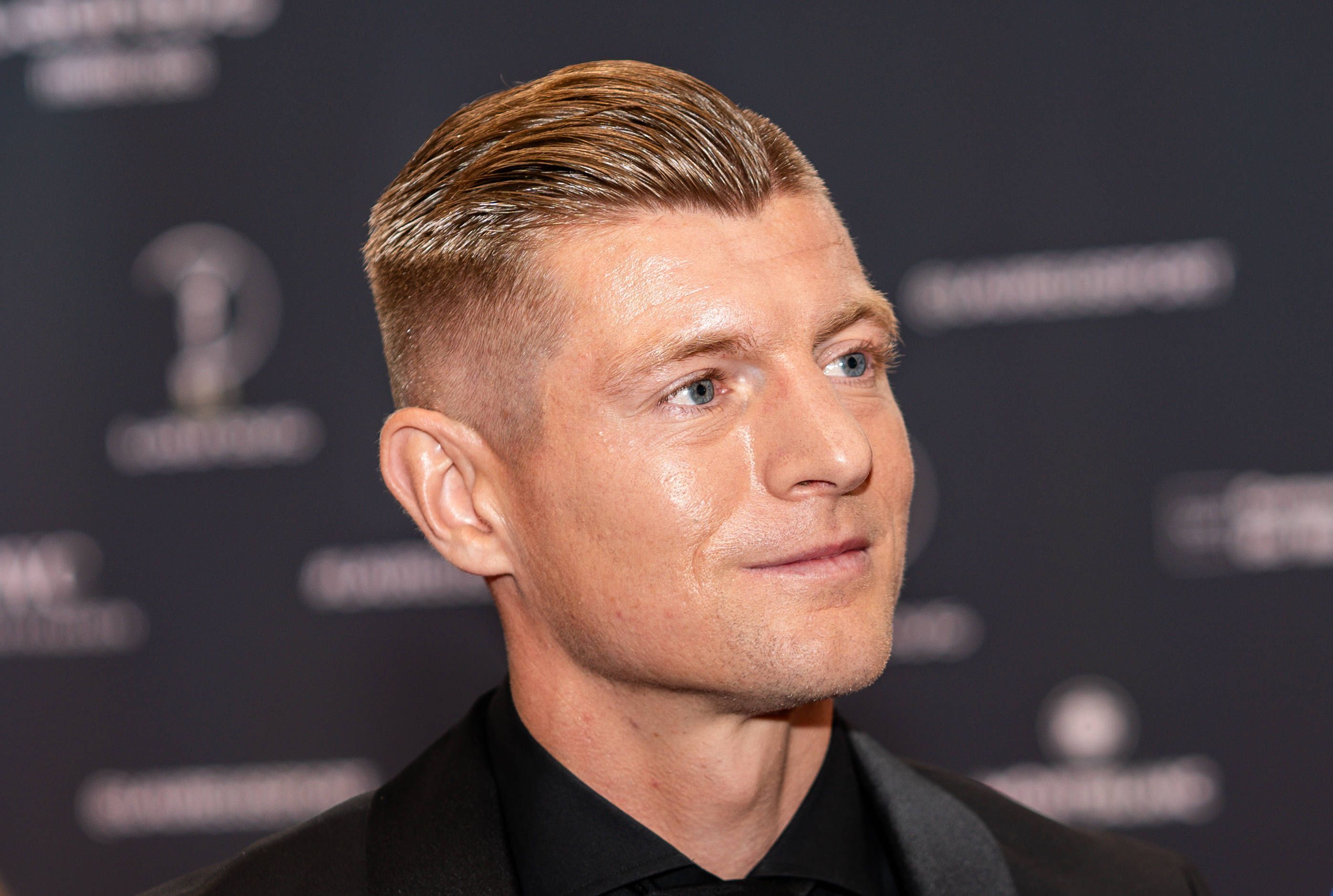 Fußballer Toni Kroos im schwarzen Anzug
