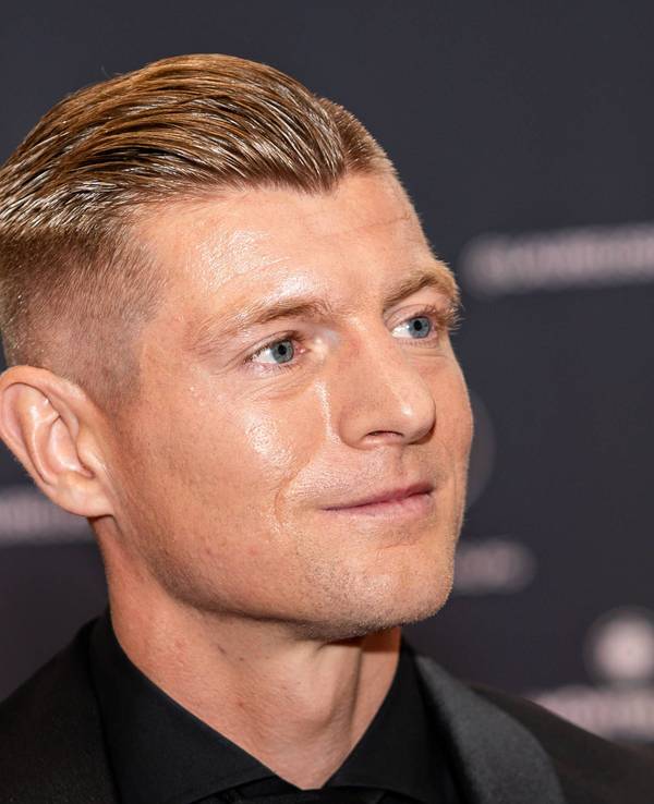 Fußballer Toni Kroos im schwarzen Anzug