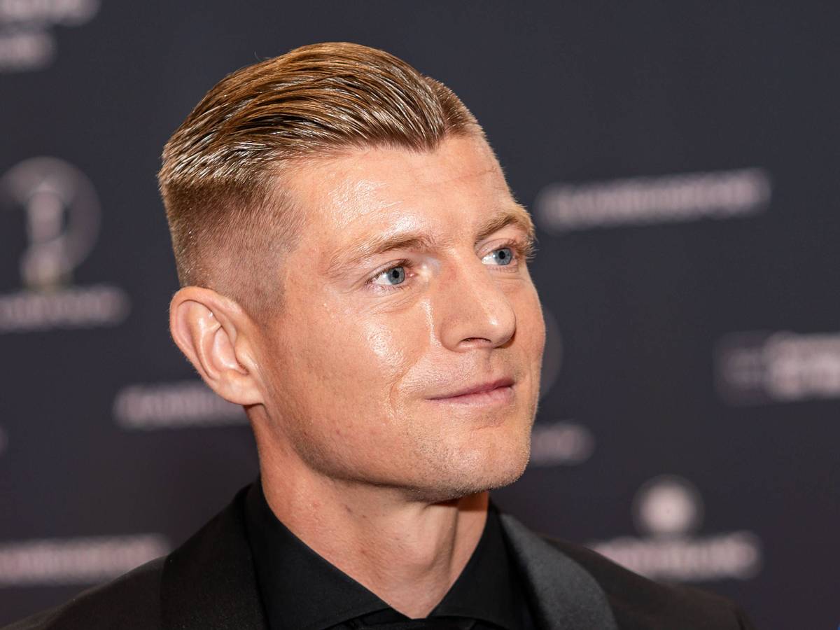 Fußballer Toni Kroos im schwarzen Anzug