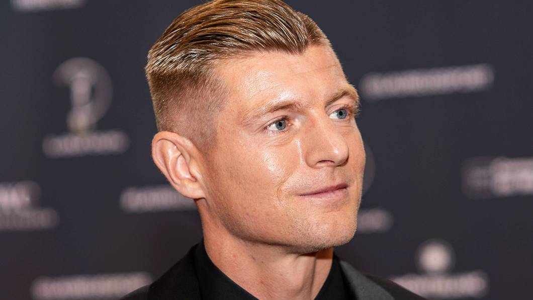 Fußballer Toni Kroos im schwarzen Anzug